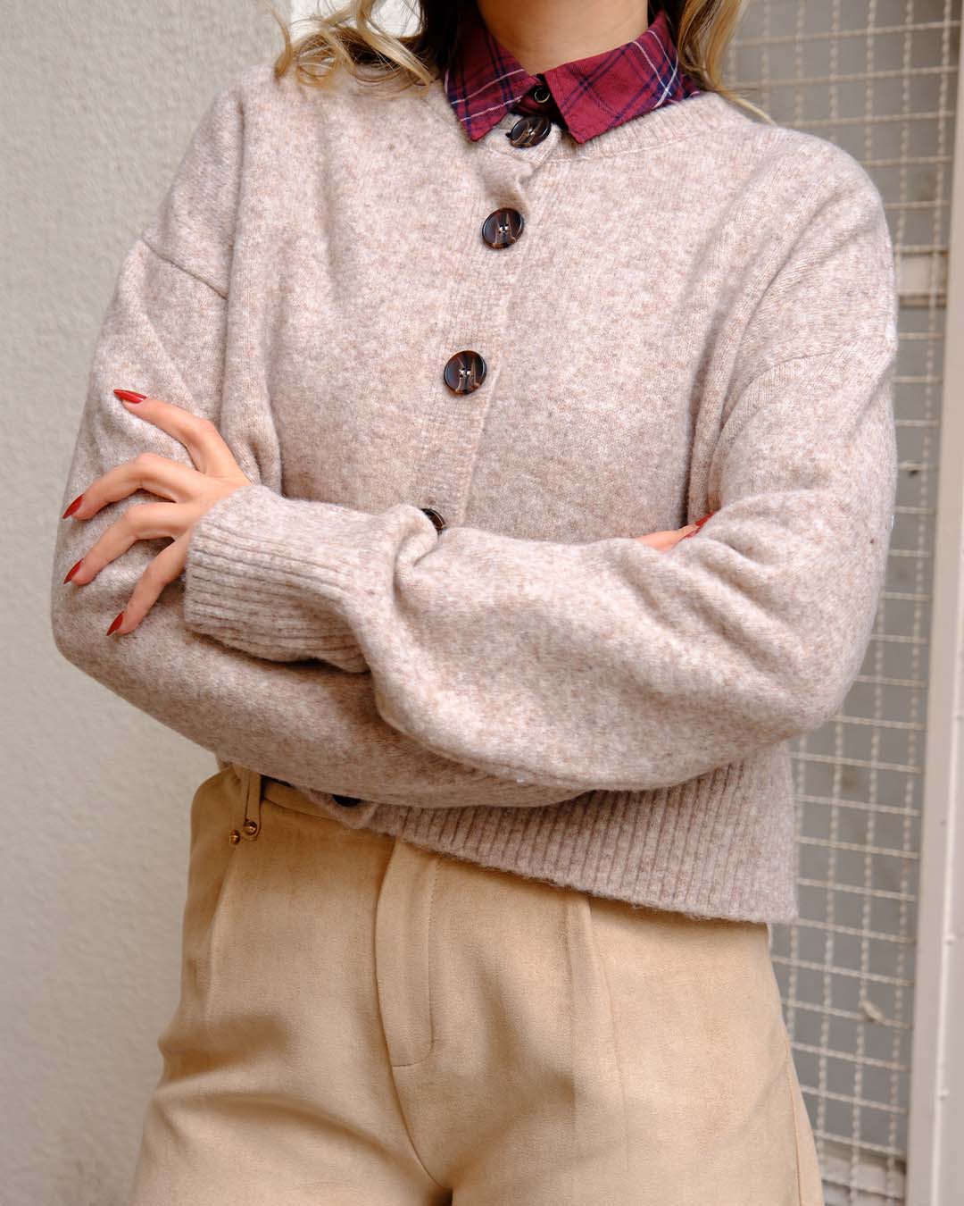 DİK YAKA DÜĞMELİ YUMUŞAK DOKU YIRTMAÇLI HIRKA