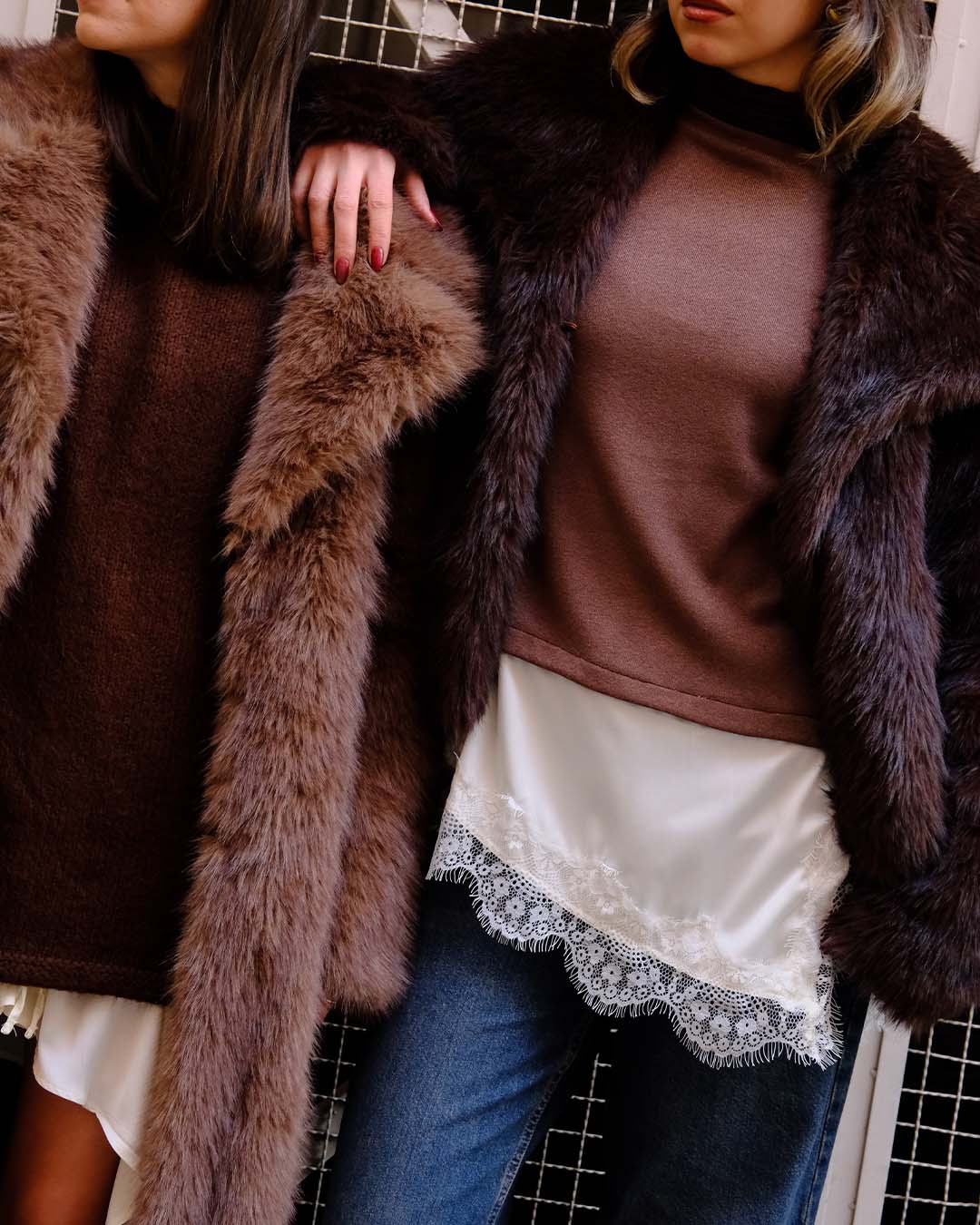 (V)YAKA İÇİ DANTELLİ SATENLİ BLUZ