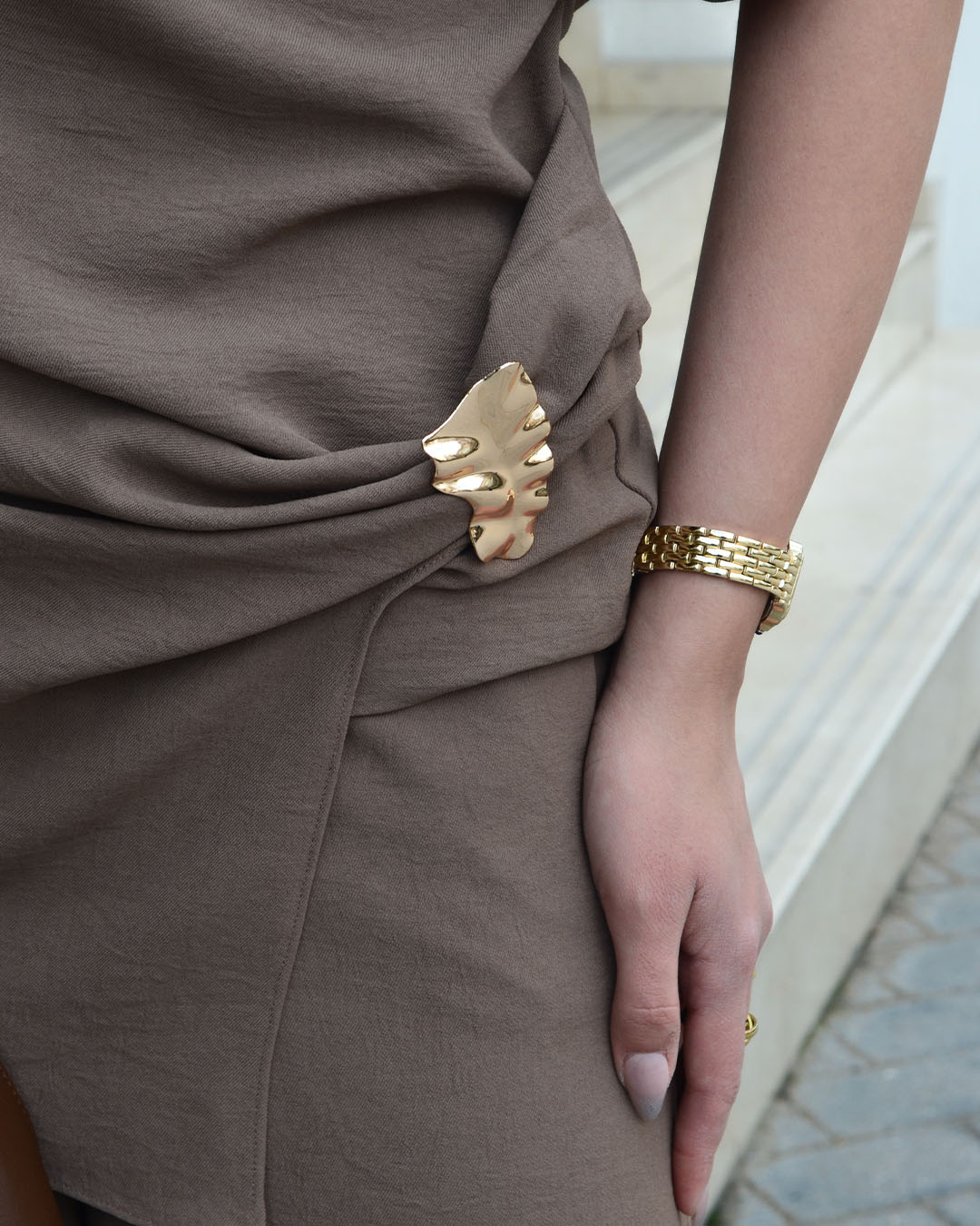 KAYIK YAKA BELİ AKSESSUARLI BLUZ