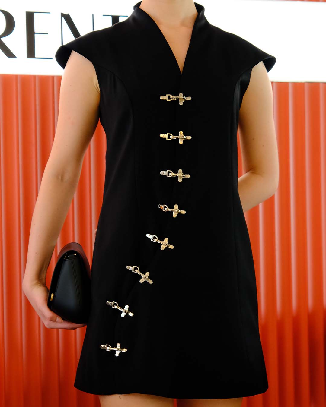 METAL KANCALI ELBİSE