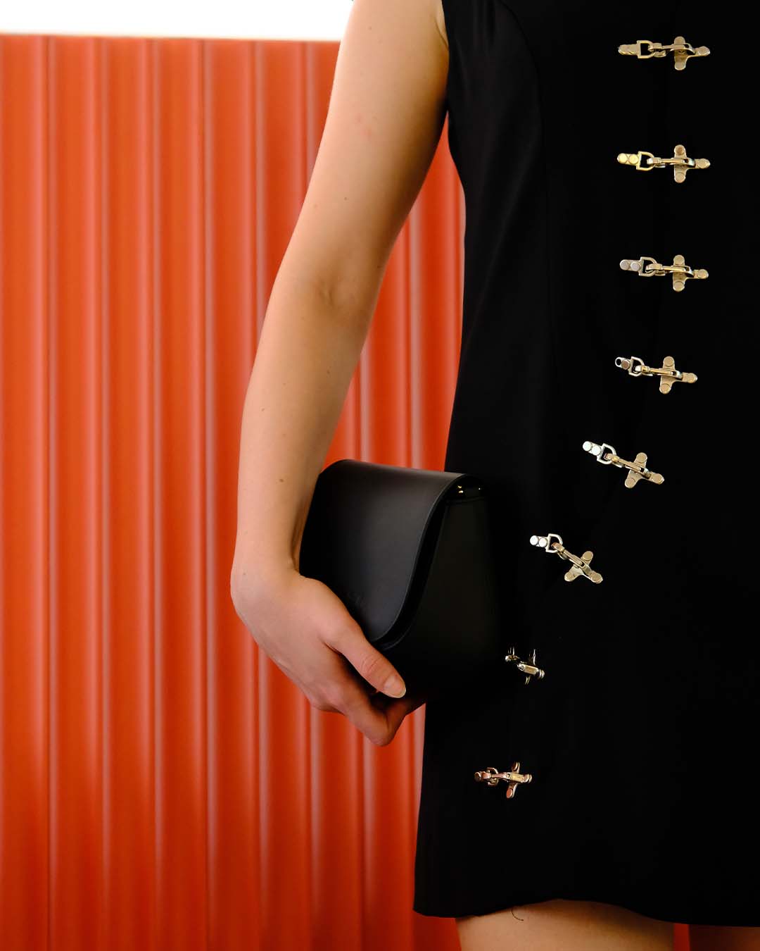 METAL KANCALI ELBİSE