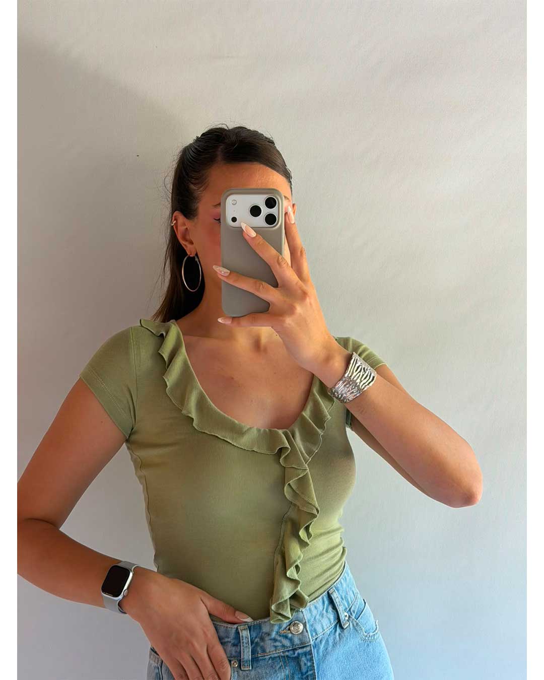 GENİŞ YAKA FIRFIRLI BLUZ